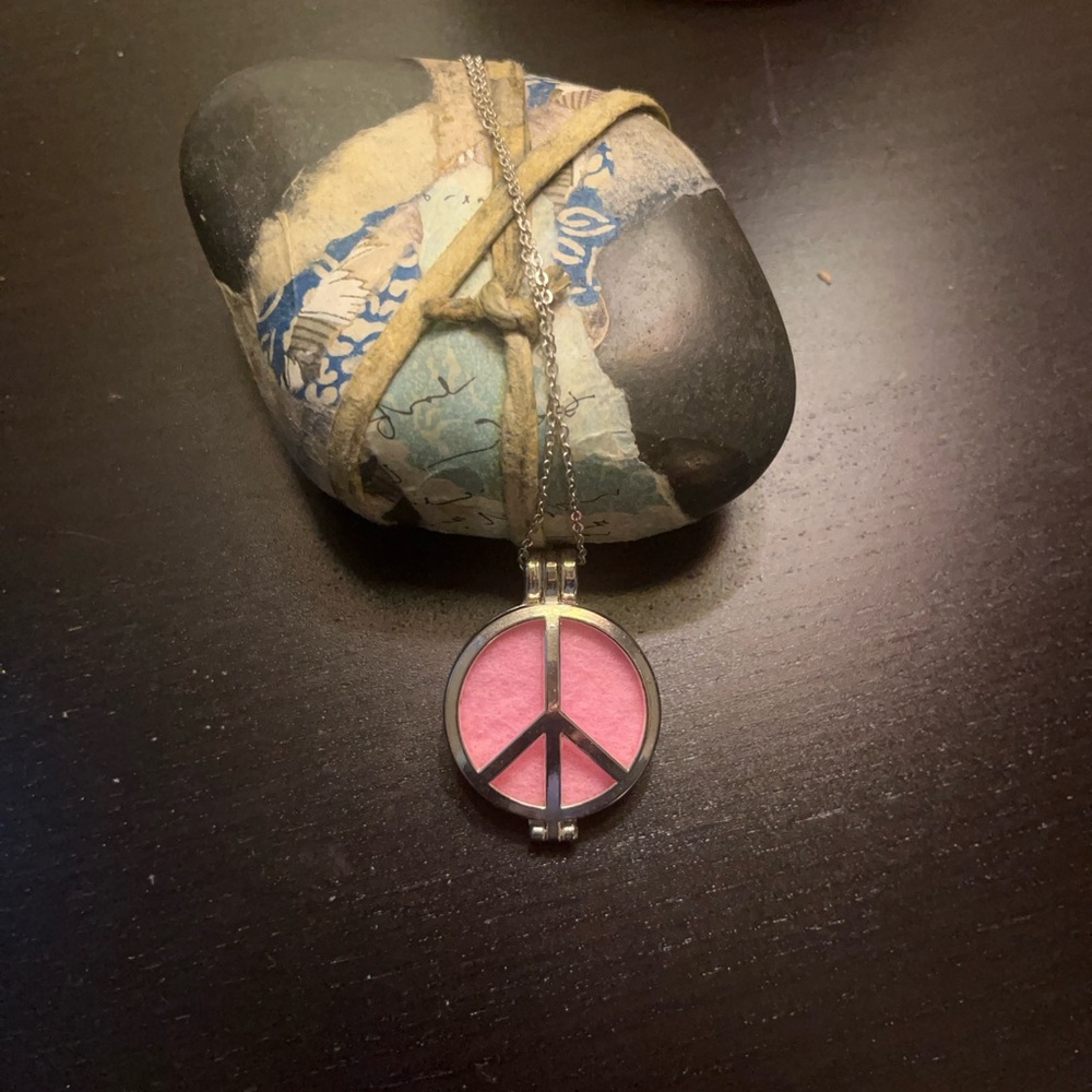 Essential oil Peace Sign necklace - Picture 4 of 6